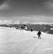 Skifahrer (Positivo) di Foto Elisabeth Fuchs-Hauffen, Überlingen/Bodensee,Fuchs-Hauffen, Elisabeth (1965/02/01 - 1965/02/28)