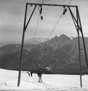 Skifahrer (Positivo) di Foto Elisabeth Fuchs-Hauffen, Überlingen/Bodensee,Fuchs-Hauffen, Elisabeth (1965/02/01 - 1965/02/28)