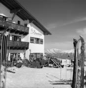 Skifahrer (Positivo) di Foto Elisabeth Fuchs-Hauffen, Überlingen/Bodensee,Fuchs-Hauffen, Elisabeth (1965/02/01 - 1965/02/28)