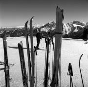 Skifahrer (Positivo) di Foto Elisabeth Fuchs-Hauffen, Überlingen/Bodensee,Fuchs-Hauffen, Elisabeth (1965/02/01 - 1965/02/28)