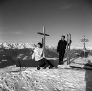 Skifahrer (Positivo) di Foto Elisabeth Fuchs-Hauffen, Überlingen/Bodensee,Fuchs-Hauffen, Elisabeth (1965/02/01 - 1965/02/28)