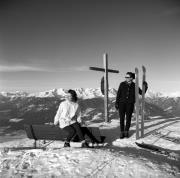 Skifahrer (Positivo) di Foto Elisabeth Fuchs-Hauffen, Überlingen/Bodensee,Fuchs-Hauffen, Elisabeth (1965/02/01 - 1965/02/28)