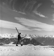 Skifahrer (Positivo) di Foto Elisabeth Fuchs-Hauffen, Überlingen/Bodensee,Fuchs-Hauffen, Elisabeth (1965/02/01 - 1965/02/28)