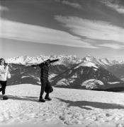 Skifahrer (Positivo) di Foto Elisabeth Fuchs-Hauffen, Überlingen/Bodensee,Fuchs-Hauffen, Elisabeth (1965/02/01 - 1965/02/28)