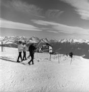 Skifahrer (Positivo) di Foto Elisabeth Fuchs-Hauffen, Überlingen/Bodensee,Fuchs-Hauffen, Elisabeth (1965/02/01 - 1965/02/28)