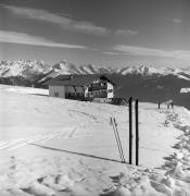 Skifahrer (Positivo) di Foto Elisabeth Fuchs-Hauffen, Überlingen/Bodensee,Fuchs-Hauffen, Elisabeth (1965/02/01 - 1965/02/28)