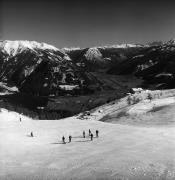 Skipisten (Positivo) di Foto Elisabeth Fuchs-Hauffen, Überlingen/Bodensee,Fuchs-Hauffen, Elisabeth (1975/03/01 - 1975/03/31)