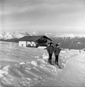 Skifahrer (Positivo) di Foto Elisabeth Fuchs-Hauffen, Überlingen/Bodensee,Fuchs-Hauffen, Elisabeth (1965/02/01 - 1965/02/28)