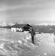 Skifahrer (Positivo) di Foto Elisabeth Fuchs-Hauffen, Überlingen/Bodensee,Fuchs-Hauffen, Elisabeth (1965/02/01 - 1965/02/28)