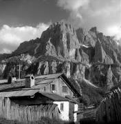 Bauernhof Corvara-Kolfuschg (Positivo) di Foto Elisabeth Fuchs-Hauffen, Überlingen/Bodensee,Fuchs-Hauffen, Elisabeth (1965/02/01 - 1965/02/28)