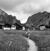 Bauernhof Corvara-Kolfuschg (Positivo) di Foto Elisabeth Fuchs-Hauffen, Überlingen/Bodensee,Fuchs-Hauffen, Elisabeth (1970/07/01 - 1970/07/31)