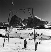 Skifahrer (Positivo) di Foto Elisabeth Fuchs-Hauffen, Überlingen/Bodensee,Fuchs-Hauffen, Elisabeth (1968/03/01 - 1968/03/31)