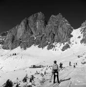 Skifahrer (Positivo) di Foto Elisabeth Fuchs-Hauffen, Überlingen/Bodensee,Fuchs-Hauffen, Elisabeth (1966/02/01 - 1966/02/28)