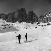 Skifahrer (Positivo) di Foto Elisabeth Fuchs-Hauffen, Überlingen/Bodensee,Fuchs-Hauffen, Elisabeth (1966/02/01 - 1966/02/28)