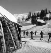 Skifahrer (Positivo) di Foto Elisabeth Fuchs-Hauffen, Überlingen/Bodensee,Fuchs-Hauffen, Elisabeth (1965/02/01 - 1965/02/28)