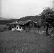 Bauernhof Prissian (Positivo) di Foto Elisabeth Fuchs-Hauffen, Überlingen/Bodensee,Fuchs-Hauffen, Elisabeth (1966/05/01 - 1966/05/31)