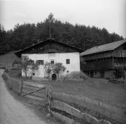 Bauernhof Prissian (Positivo) di Foto Elisabeth Fuchs-Hauffen, Überlingen/Bodensee,Fuchs-Hauffen, Elisabeth (1966/05/01 - 1966/05/31)