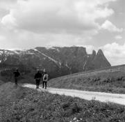 Wanderer/Ausflügler (Positivo) di Foto Elisabeth Fuchs-Hauffen, Überlingen/Bodensee,Fuchs-Hauffen, Elisabeth (1978/07/01 - 1978/07/31)