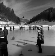 Wintersport, Eisstockschießen am Ritten (Positivo) di Foto Elisabeth Fuchs-Hauffen, Überlingen/Bodensee,Fuchs-Hauffen, Elisabeth (1978/02/01 - 1978/02/28)