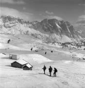 Skifahrer (Positivo) di Foto Elisabeth Fuchs-Hauffen, Überlingen/Bodensee,Fuchs-Hauffen, Elisabeth (1968/03/01 - 1968/03/31)