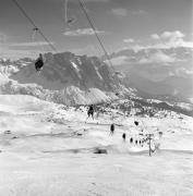 Skifahrer (Positivo) di Foto Elisabeth Fuchs-Hauffen, Überlingen/Bodensee,Fuchs-Hauffen, Elisabeth (1968/03/01 - 1968/03/31)