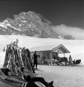 Skifahrer (Positivo) di Foto Elisabeth Fuchs-Hauffen, Überlingen/Bodensee,Fuchs-Hauffen, Elisabeth (1968/03/01 - 1968/03/31)