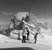 Skifahrer (Positivo) di Foto Elisabeth Fuchs-Hauffen, Überlingen/Bodensee,Fuchs-Hauffen, Elisabeth (1968/03/01 - 1968/03/31)