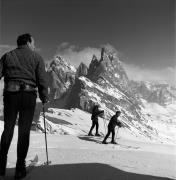 Skifahrer (Positivo) di Foto Elisabeth Fuchs-Hauffen, Überlingen/Bodensee,Fuchs-Hauffen, Elisabeth (1968/03/01 - 1968/03/31)