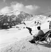 Skifahrer (Positivo) di Foto Elisabeth Fuchs-Hauffen, Überlingen/Bodensee,Fuchs-Hauffen, Elisabeth (1968/03/01 - 1968/03/31)