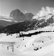 Skifahrer (Positivo) di Foto Elisabeth Fuchs-Hauffen, Überlingen/Bodensee,Fuchs-Hauffen, Elisabeth (1968/03/01 - 1968/03/31)