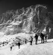 Skifahrer (Positivo) di Foto Elisabeth Fuchs-Hauffen, Überlingen/Bodensee,Fuchs-Hauffen, Elisabeth (1968/03/01 - 1968/03/31)