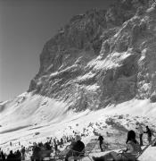 Skifahrer (Positivo) di Foto Elisabeth Fuchs-Hauffen, Überlingen/Bodensee,Fuchs-Hauffen, Elisabeth (1968/03/01 - 1968/03/31)