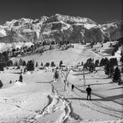 Skifahrer (Positivo) di Foto Elisabeth Fuchs-Hauffen, Überlingen/Bodensee,Fuchs-Hauffen, Elisabeth (1968/03/01 - 1968/03/31)