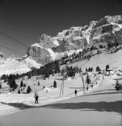 Skifahrer (Positivo) di Foto Elisabeth Fuchs-Hauffen, Überlingen/Bodensee,Fuchs-Hauffen, Elisabeth (1968/03/01 - 1968/03/31)