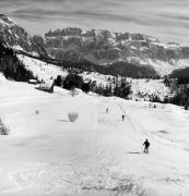Skifahrer (Positivo) di Foto Elisabeth Fuchs-Hauffen, Überlingen/Bodensee,Fuchs-Hauffen, Elisabeth (1968/03/01 - 1968/03/31)