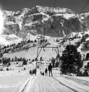 Skifahrer (Positivo) di Foto Elisabeth Fuchs-Hauffen, Überlingen/Bodensee,Fuchs-Hauffen, Elisabeth (1968/03/01 - 1968/03/31)