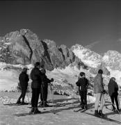 Skifahrer (Positivo) di Foto Elisabeth Fuchs-Hauffen, Überlingen/Bodensee,Fuchs-Hauffen, Elisabeth (1968/03/01 - 1968/03/31)
