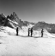 Skifahrer (Positivo) di Foto Elisabeth Fuchs-Hauffen, Überlingen/Bodensee,Fuchs-Hauffen, Elisabeth (1968/03/01 - 1968/03/31)