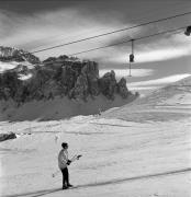 Skifahrer (Positivo) di Foto Elisabeth Fuchs-Hauffen, Überlingen/Bodensee,Fuchs-Hauffen, Elisabeth (1968/03/01 - 1968/03/31)
