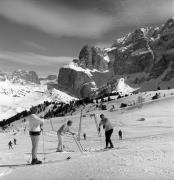 Skifahrer (Positivo) di Foto Elisabeth Fuchs-Hauffen, Überlingen/Bodensee,Fuchs-Hauffen, Elisabeth (1968/03/01 - 1968/03/31)