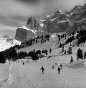 Skifahrer (Positivo) di Foto Elisabeth Fuchs-Hauffen, Überlingen/Bodensee,Fuchs-Hauffen, Elisabeth (1968/03/01 - 1968/03/31)