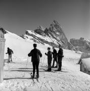 Skifahrer (Positivo) di Foto Elisabeth Fuchs-Hauffen, Überlingen/Bodensee,Fuchs-Hauffen, Elisabeth (1968/03/01 - 1968/03/31)