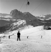 Skifahrer (Positivo) di Foto Elisabeth Fuchs-Hauffen, Überlingen/Bodensee,Fuchs-Hauffen, Elisabeth (1968/03/01 - 1968/03/31)