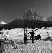 Skifahrer (Positivo) di Foto Elisabeth Fuchs-Hauffen, Überlingen/Bodensee,Fuchs-Hauffen, Elisabeth (1968/03/01 - 1968/03/31)