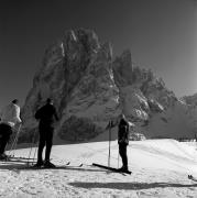 Skifahrer (Positivo) di Foto Elisabeth Fuchs-Hauffen, Überlingen/Bodensee,Fuchs-Hauffen, Elisabeth (1968/03/01 - 1968/03/31)