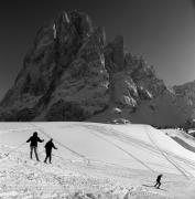 Skifahrer (Positivo) di Foto Elisabeth Fuchs-Hauffen, Überlingen/Bodensee,Fuchs-Hauffen, Elisabeth (1968/03/01 - 1968/03/31)