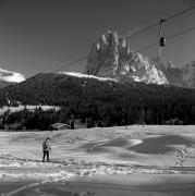 Skifahrer (Positivo) di Foto Elisabeth Fuchs-Hauffen, Überlingen/Bodensee,Fuchs-Hauffen, Elisabeth (1968/03/01 - 1968/03/31)