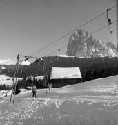 Skifahrer (Positivo) di Foto Elisabeth Fuchs-Hauffen, Überlingen/Bodensee,Fuchs-Hauffen, Elisabeth (1968/03/01 - 1968/03/31)