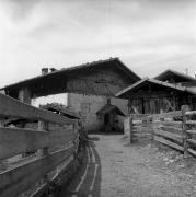 Bauernhof Sarntal-Sarnthein (Positivo) di Foto Elisabeth Fuchs-Hauffen, Überlingen/Bodensee,Fuchs-Hauffen, Elisabeth (1968/05/01 - 1968/05/31)