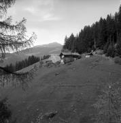 Bauernhof Sarntal-Sarnthein (Positivo) di Foto Elisabeth Fuchs-Hauffen, Überlingen/Bodensee,Fuchs-Hauffen, Elisabeth (1968/05/01 - 1968/05/31)